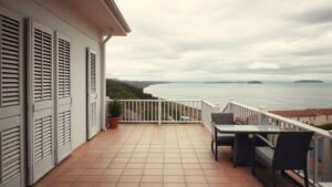 Maison de bord de mer vide hors saison, terrasse calme et lumière naturelle sous ciel couvert